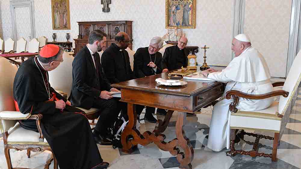 Besuch bei Papst Franziskus: Heinrich Bedford-Strohm (2.v.r) und Jerry Pillay (3.v.l.) besuchen das Oberhaupt der katholischen Kirche im März 2023