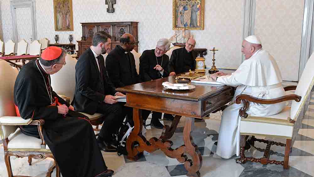 Besuch bei Papst Franziskus: Heinrich Bedford-Storhm (2.v.r) und Jerry Pillay (3.v.l.) besuchen das Oberhaupt der katholischen Kirche