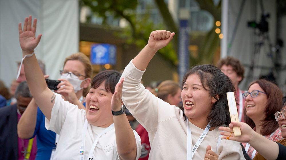 In internationalen Gottesdiensten wie z.B. bei Treffen des Ökumenischen Rates der Kirchen, ist die Begeisterung oft deutlich spürbar.