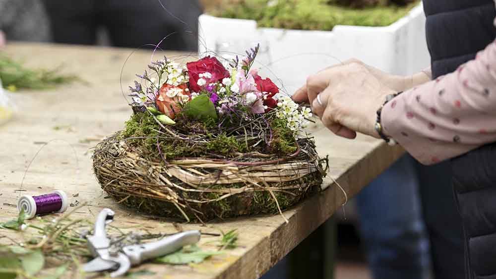 Ein kleines, aber feines Blumen-Gesteck, das die Küster während der Fortbildung zusammengestellt haben