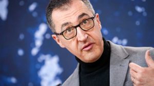 Porträtfoto von Mann mit Brille und Rollkragenpullover