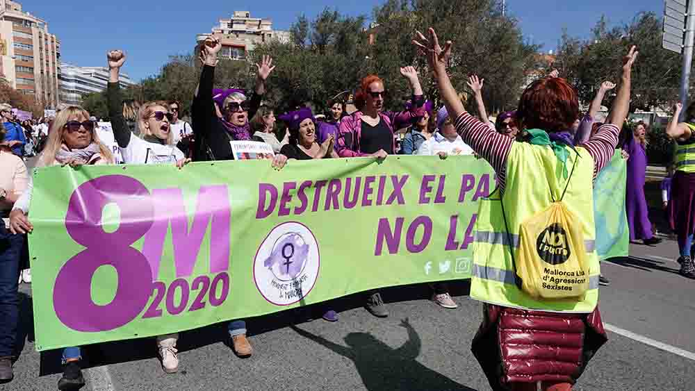 Am Frauentag 2020 gehen diese Demonstrantinnen in Palma de Mallorca auf die Straße