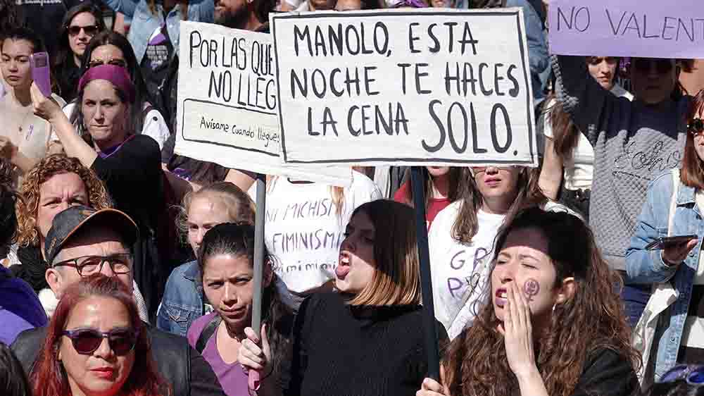 "Manolo, heute machst du dir das Essen allein" – diese Frau hat eine klare Botschaft an ihren Liebsten während einer Demonstration in Palma de Mallorca am Frauentag 2020