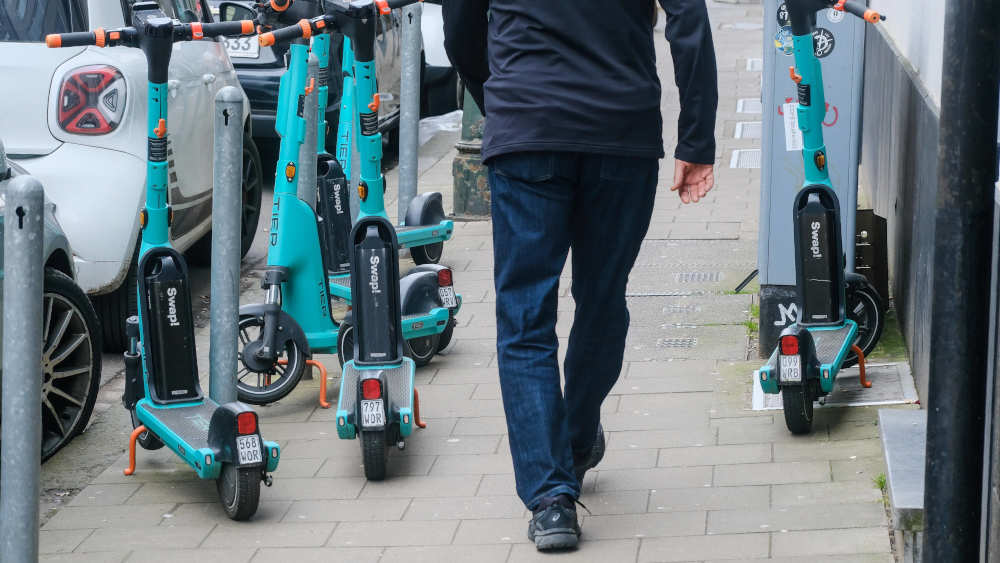 Der Fachverband FUSS e.V. kritisiert fehlende Regelungen auf Gehwegen