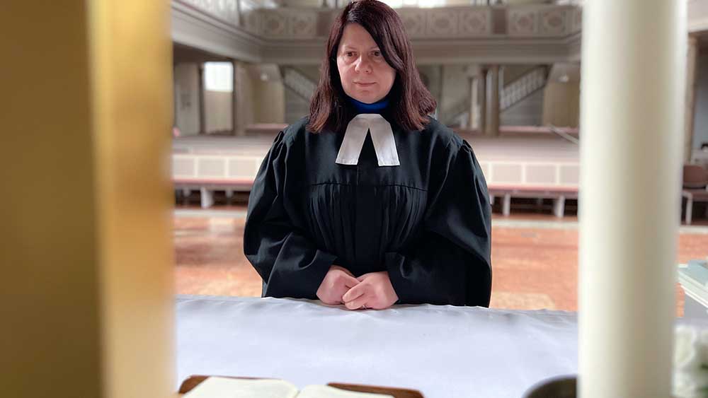 Pfarrerin Elena Bondarenko hält inne in der St.-Andreas-Kirche in Seesen (Niedersachsen)