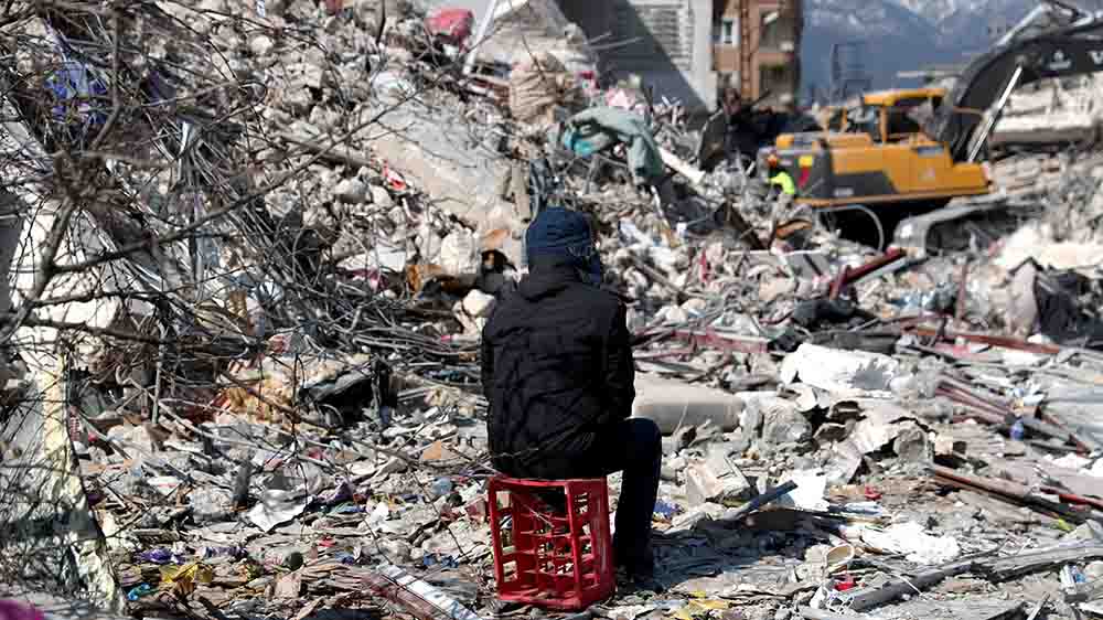 Im türkischen Hatay sitzt dieser Mann mitten in den Trümmern und sucht nach seiner vermissten Tochter
