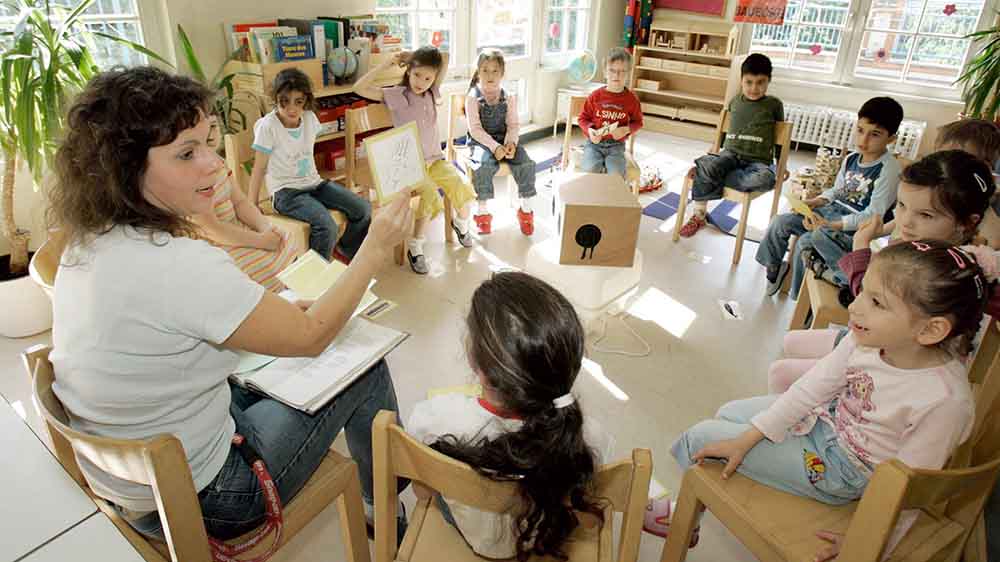 Für die anspruchsvolle Arbeit mit den Kindern benötigten Mitarbeitende eine ausreichende pädagogische Qualifikation, sagt Anette Stein von der Bertelsmann Stiftung für frühkindliche Bildung