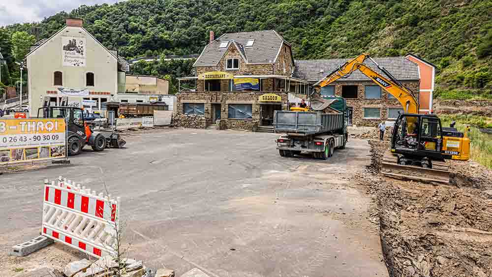 Gesperrte Straße, auf der Bagger und LKW arbeiten