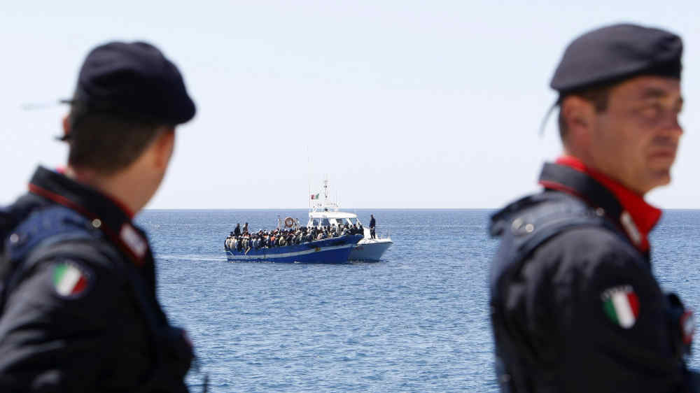 Flüchtlingsboot im Mittelmeer vor Italien (Symbolbild)