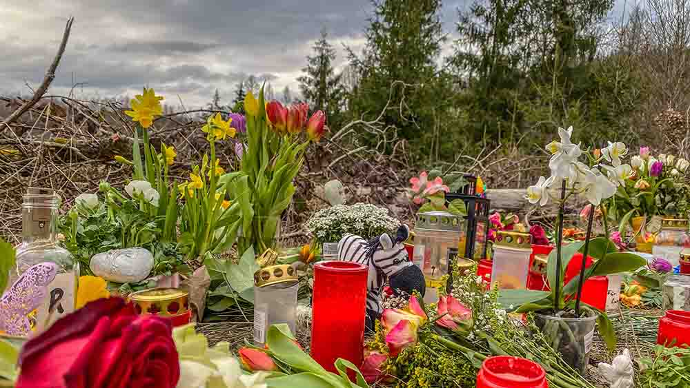 Blumen und Kerzen erinnern am Tatort an das getötete  Mädchen aus Freudenberg