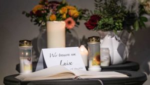 "Für Luise" steht auf einem Umschlag vor Kerzen, daneben liegt ein aufgeschlagenes Buch