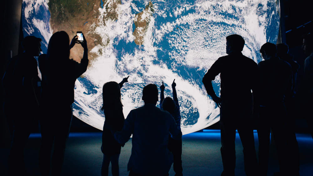 Eine sieben Meter große Erdkugel hängt bis Ende März in der Dresdner Frauenkirche
