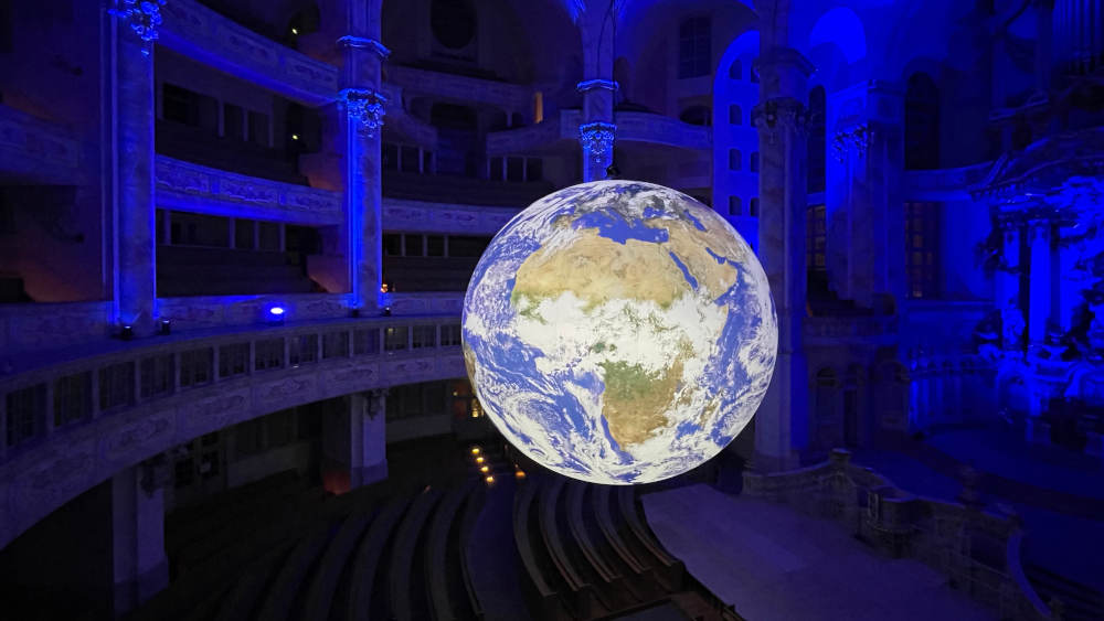 Die Kunstinstallation "Gaia - Achtung zerbrechlich!" in der Dresdner Frauenkirche