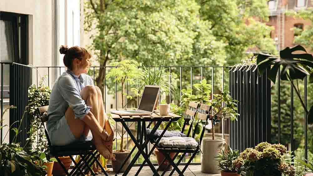Kleine Eselsbrücke: Gartenmöbel werden im Frühjahr rausgestellt – und die Uhr vorgestellt