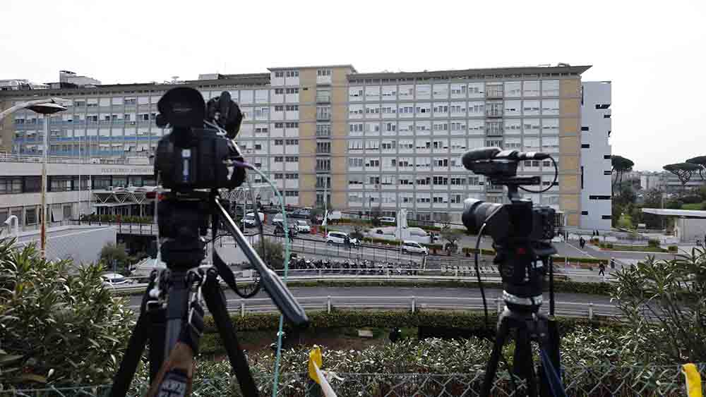 In der Gemelli-Klinik von Rom liegt Papst Franziskus, beobachtet von den Medien