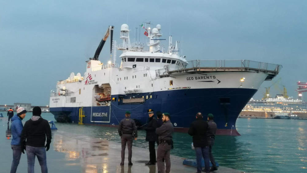 Das Rettungsschiff "Geo Barents" im Hafen von Ancona