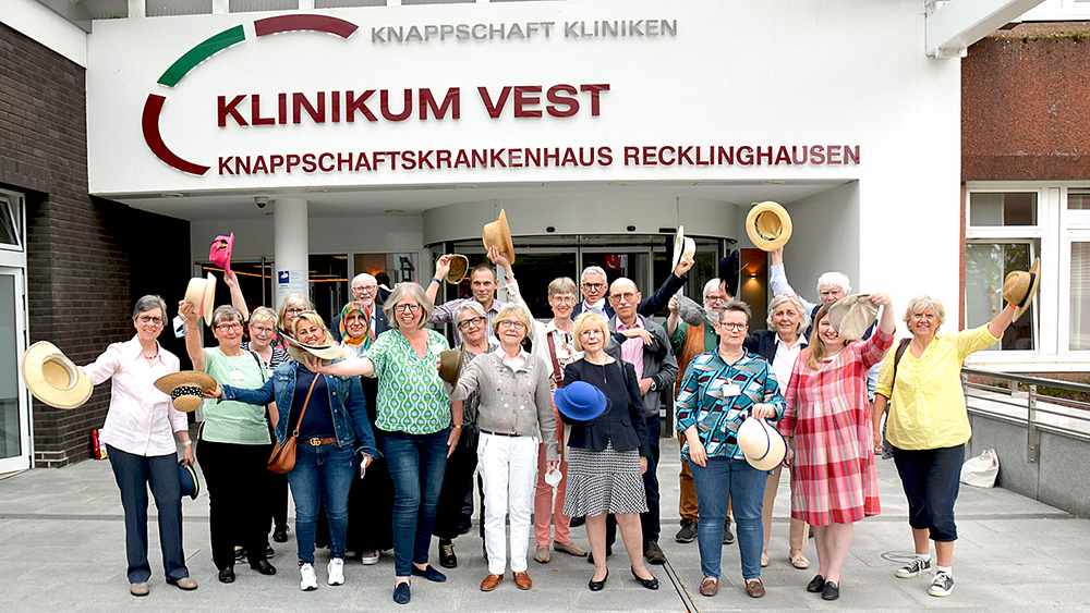 Grüne Damen und Herren aus dem Klinikum Vest Recklinghausen und Marl.