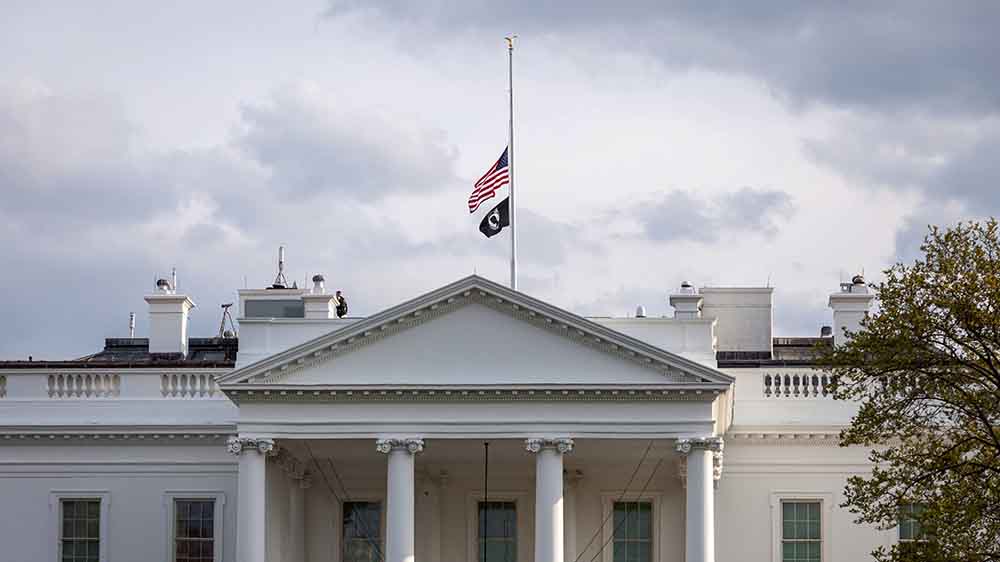 Nach dem Amoklauf an der Schule hängen die Fahnen am Weißen Haus auf Halbmast