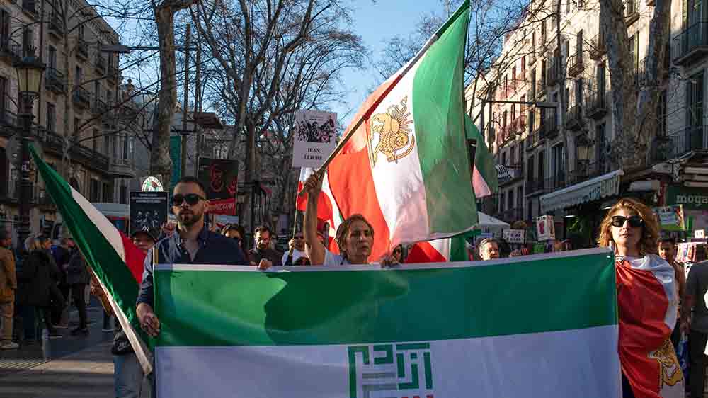 In vielen Ländern – hier im spanischen Barcelona – demonstrieren die Menschen für den Iran