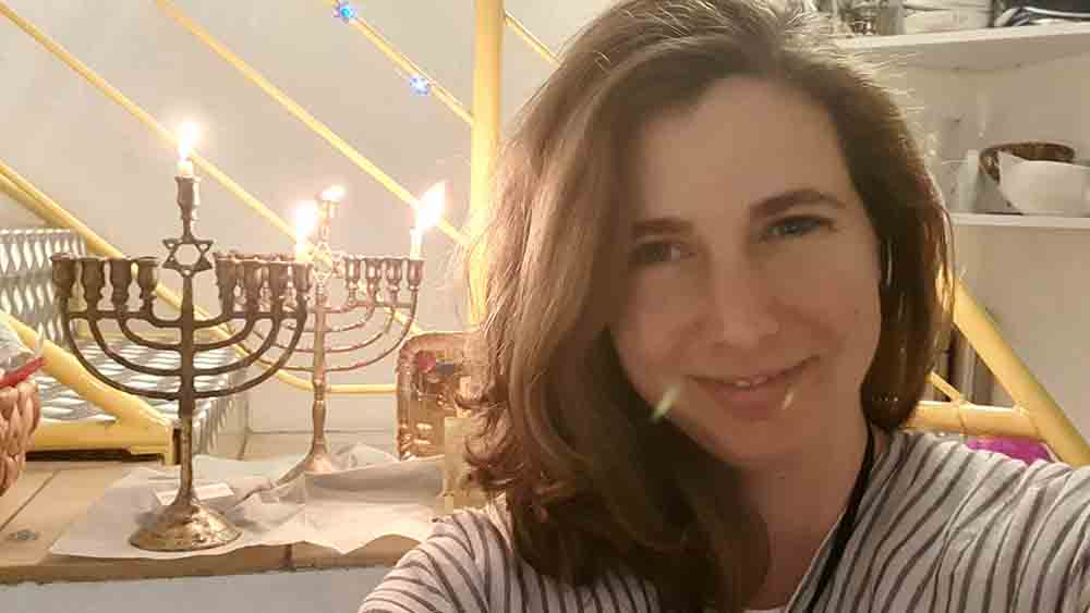 Selfie zu Chanukah: Dieses Foto machte Jasmin Andriani zum jüdischen Lichterfest von sich selbst