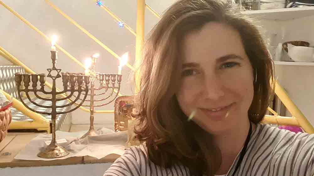 Frau macht Selfie vor brennenden Kerzen