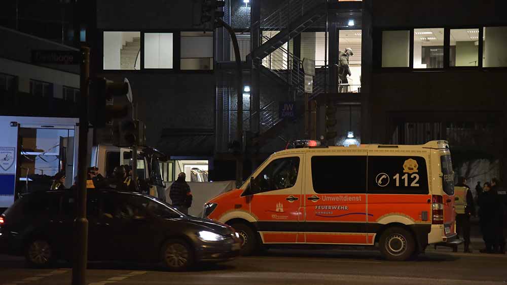 In der Nacht durchsucht der Kampfmittelräumdienst vorsorglich das Gebäude
