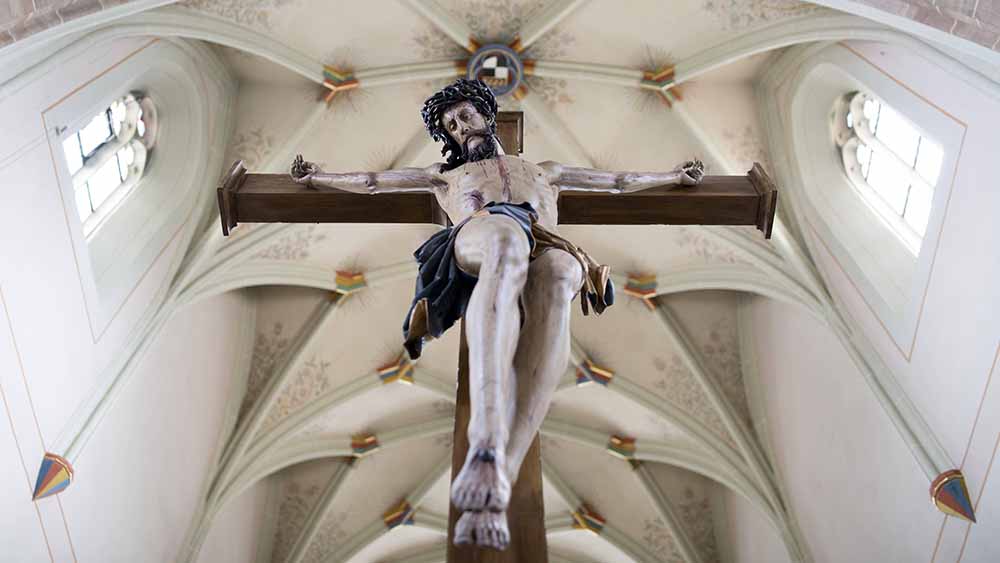 Am Karfreitag starb Jesus am Kreuz. "Kar" bedeutet "Trauer" oder "Klage"