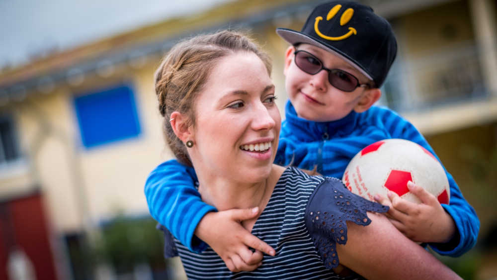 Krankenschwester Carolin Gießler und der sechsjährige Sandro spielen und lesen gemeinsam im Kinderhospiz Balthasar in Olpe