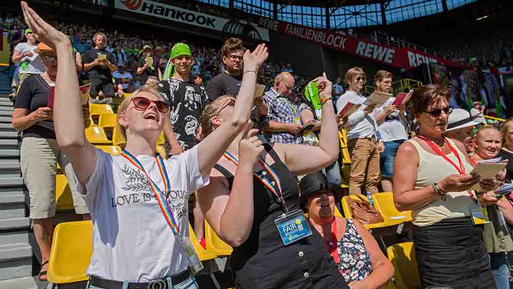 Zwei Frauen auf Tribüne reißen jubelnd die Hände in die Luft