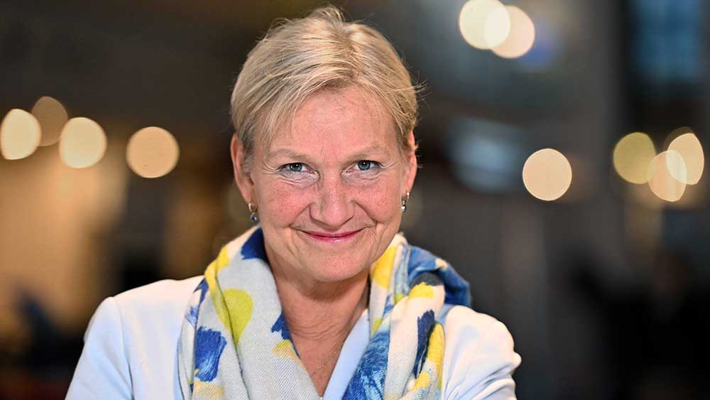 Porträtfoto Frau mit blonden Haaren und Halstuch