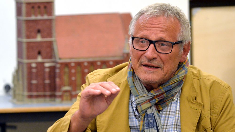 2022 veröffentlichte Wecker zusammen mit Margot Käßmann ein Buch über den Pazifismus