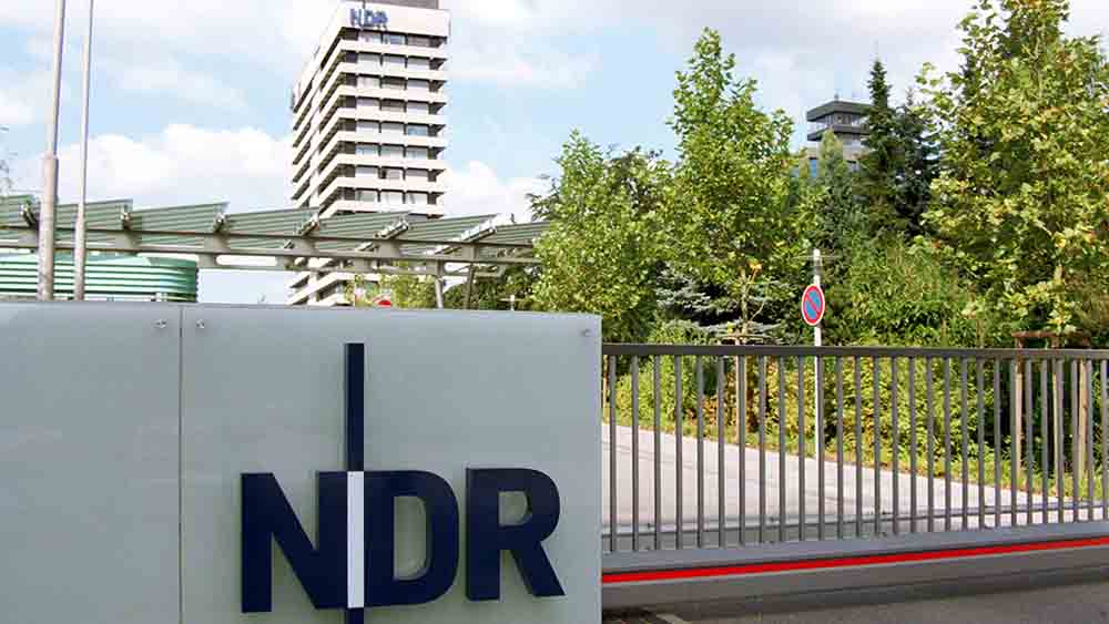 Hochhaus mit dem NDR-Logo im Vordergrund