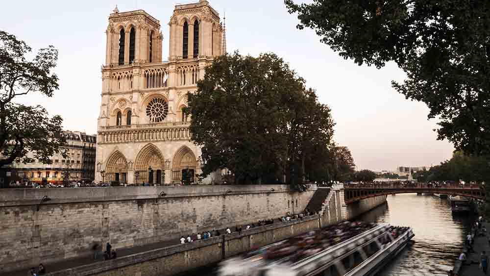 Notre Dame liegt auf der Pariser Sein-Insel Ile de la Cite