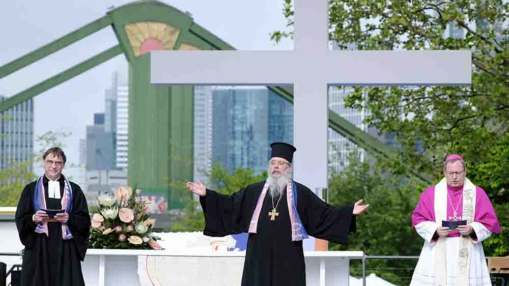 Ökumenische Eintracht: Beim Abschlussgottesdienstes des Ökumenischen Kirchentags 2021 in Frankfurt spricht der griechisch-orthodoxe Erzpriester Radu Constantin Miron