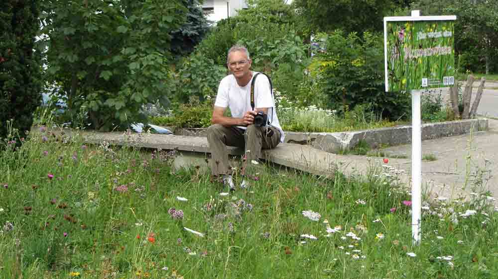 Michael Feiler betreut die Wildblumenwiese an der Kirche im baden-württembergischen Röhrenbach
