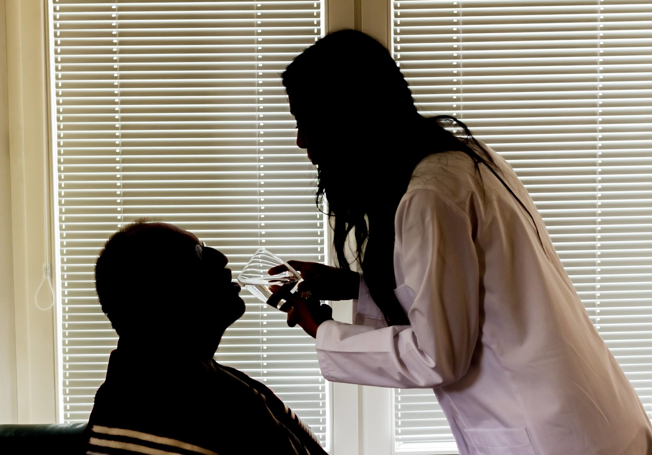 Pflegekräfte sind laut einer Untersuchung oft Gewalt ausgesetzt (Symbolfoto)