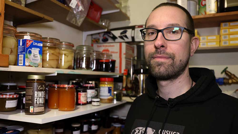Bei Prepper Marius Görnandt stapeln sich im Keller die Vorräte