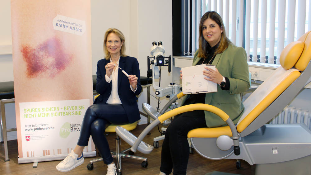 Professorin Anette Debertin (li.) und Ärztin Sarah Stockhausen zeigen Untersuchungsinstrumente, die benötigt werden, wenn Frauen sich wegen häuslicher oder sexueller Gewalt an Ärzte wenden.