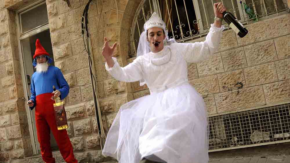 Zu Purim sind Tanz und Verkleidung angesagt – wie bei diesem Mann in Jerusalem