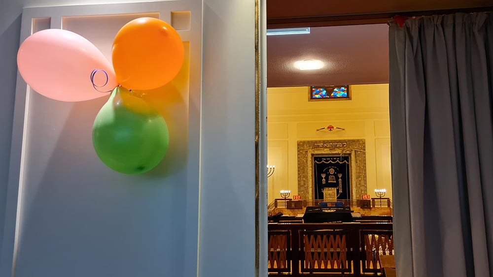 Die Tür zur Stuttgarter Synagoge ist mit Luftballons geschmückt