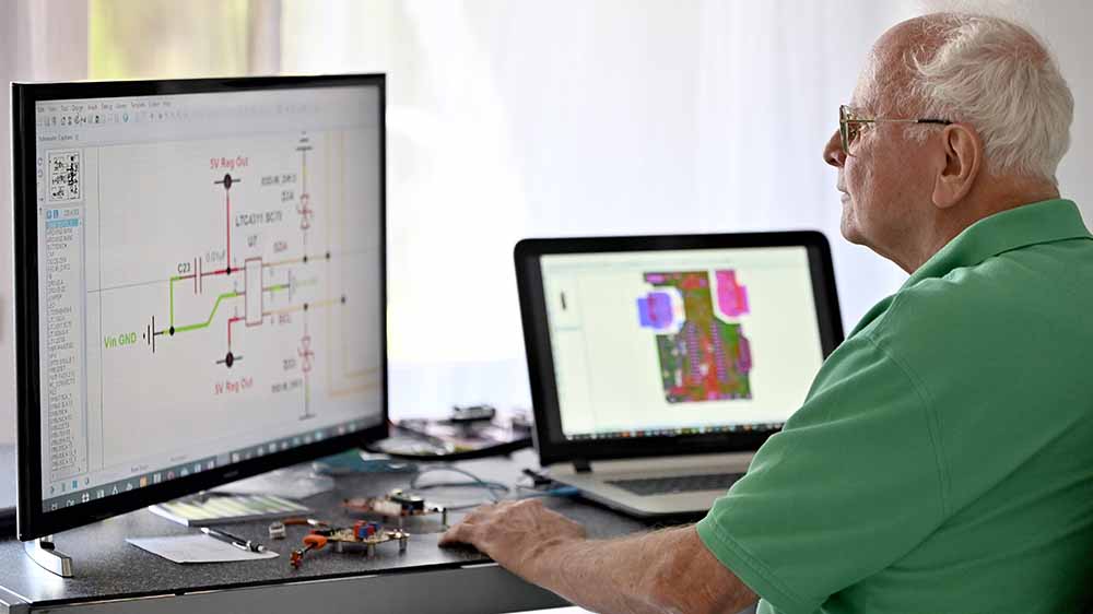 Rentner können in ihrem bisherigen Job weiter am Computer sitzen