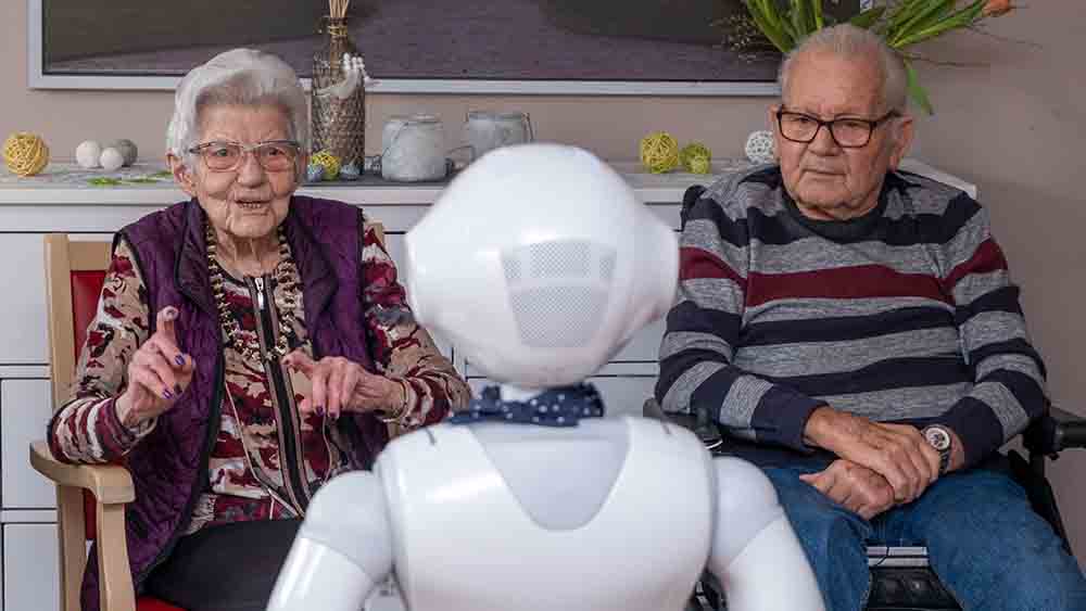 Den Senioren im Heim erzählt Roboter Charlie zwischendurch auch mal einen Witz