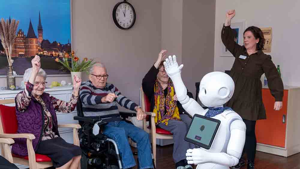 Und hoch die Arme! Roboter Charlie tanzt vor den Lübecker Senioren