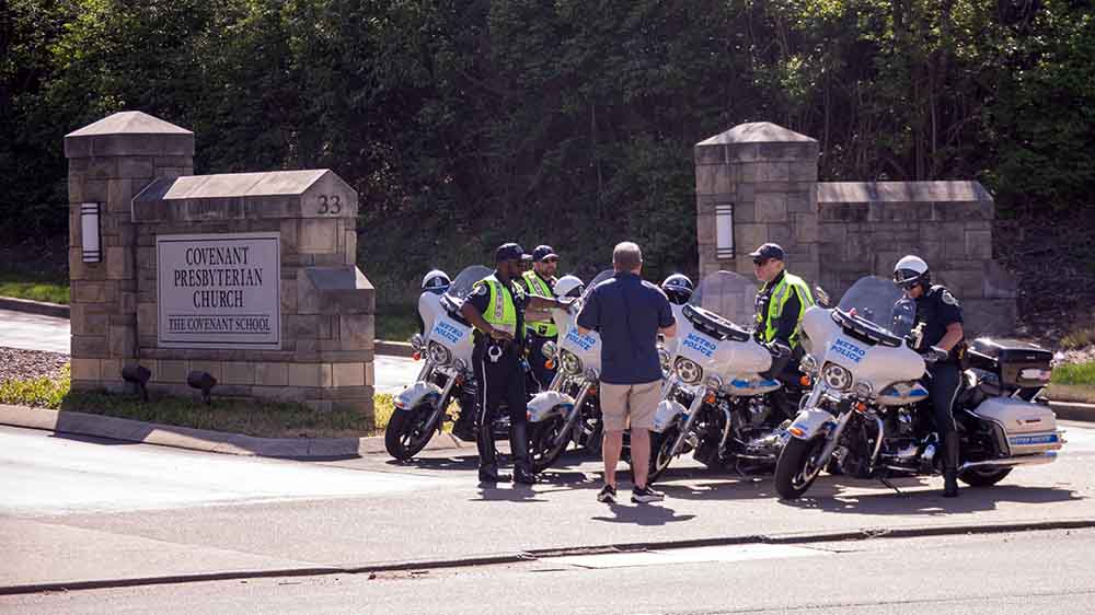 Polizeikräfte stehen nach der Tat am Eingang der Schule