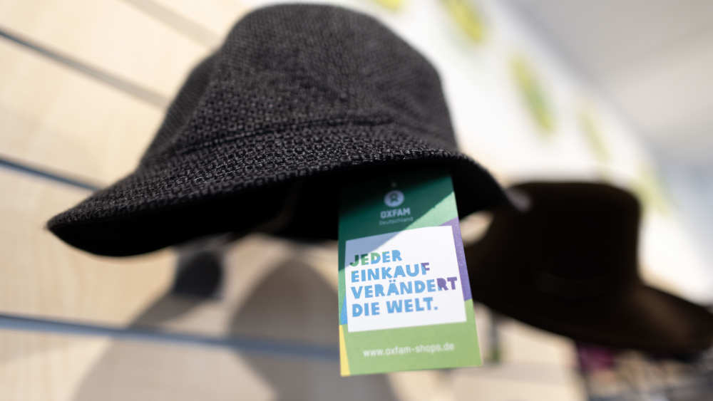 Ausrangierte Kleidung wird in diesem Second-Hand-Laden angeboten