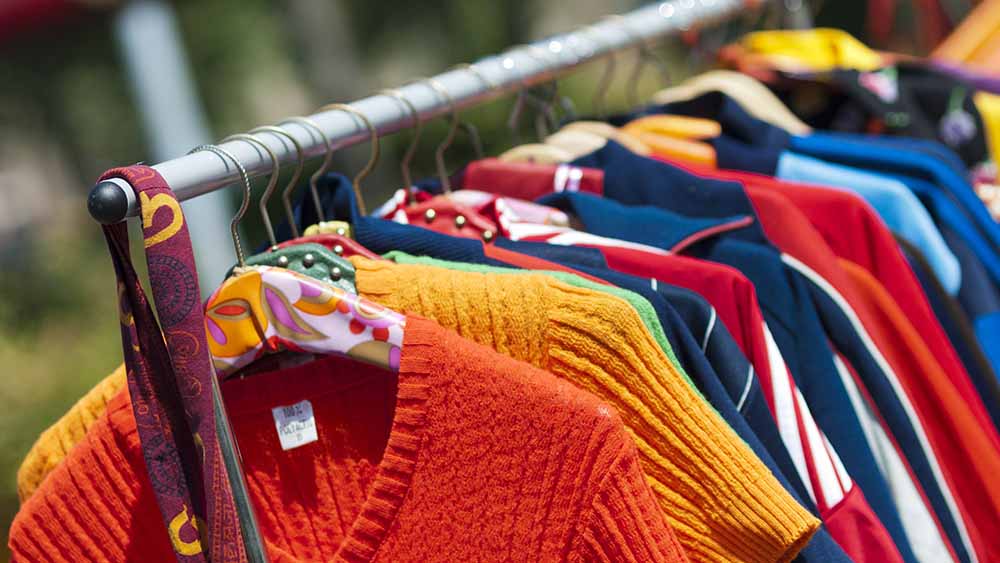 Bunt durcheinandergewürfelt hängen Second-Hand-Klamotten am Kleiderständer