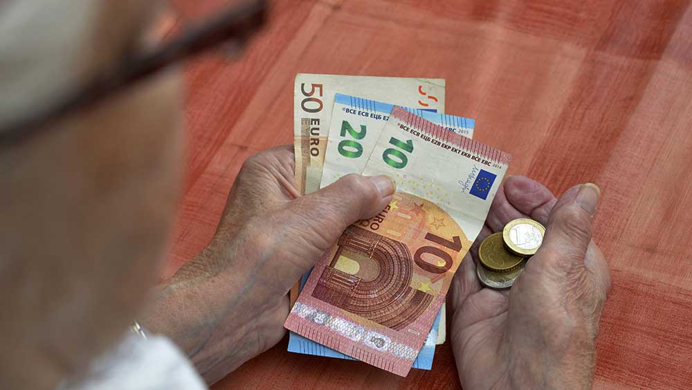 Vor allem Frauen müssen im Alter jeden Cent umdrehen