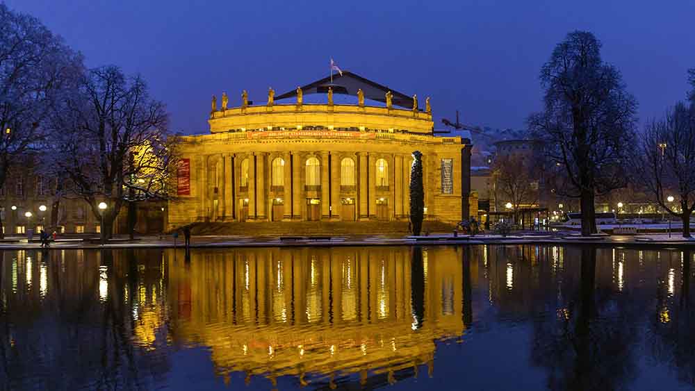 Angeleuchtetes Gebäude am See bei Nacht
