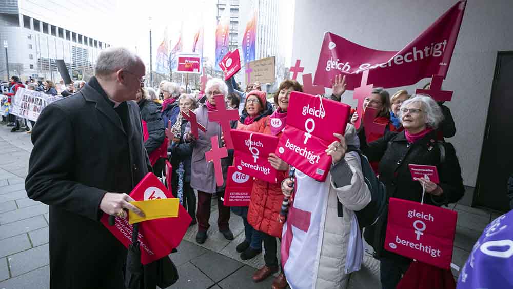 Im Gespräch: Der Mainzer Bischof  Franz-Josef Overbeck mit Demonstrantinnen von Maria 2.0