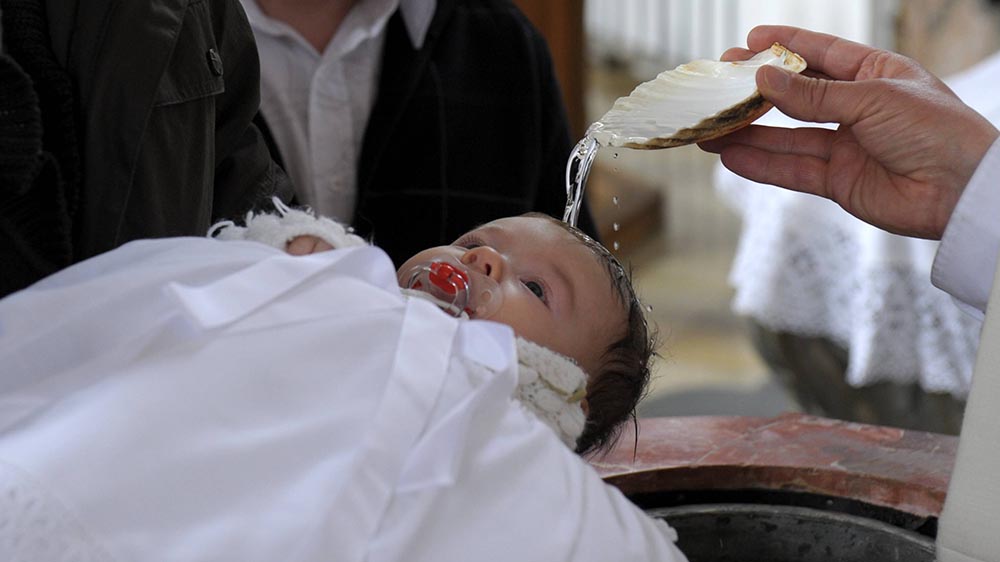 Mit stoischer Ruhe lässt dieser Täufling die Prozedur über sich ergehen